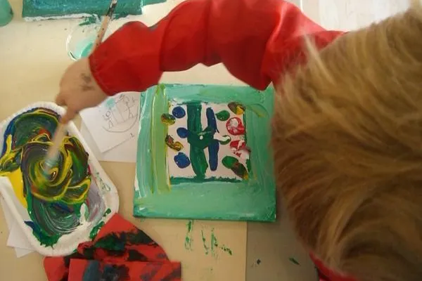 Bild: Vorschulkinder der Hamburger Kita Brahmsallee beim Workshop in der Galerie art und book