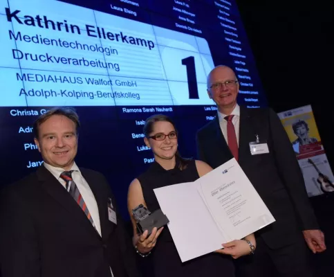 Bild: Kathrin Ellerkamp für hervorragende Ausbildung geehrt