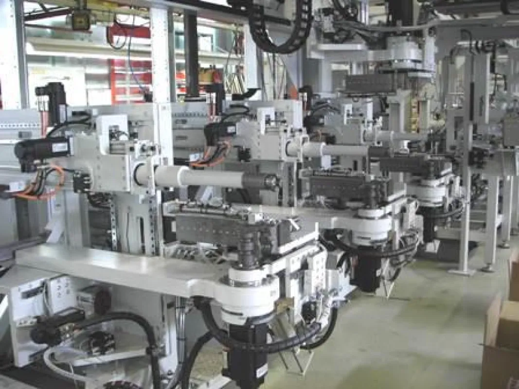 Die Superzelle des Schmallenberger Maschinenbauunternehmens transfluid® beim Vorgang des Biegens.