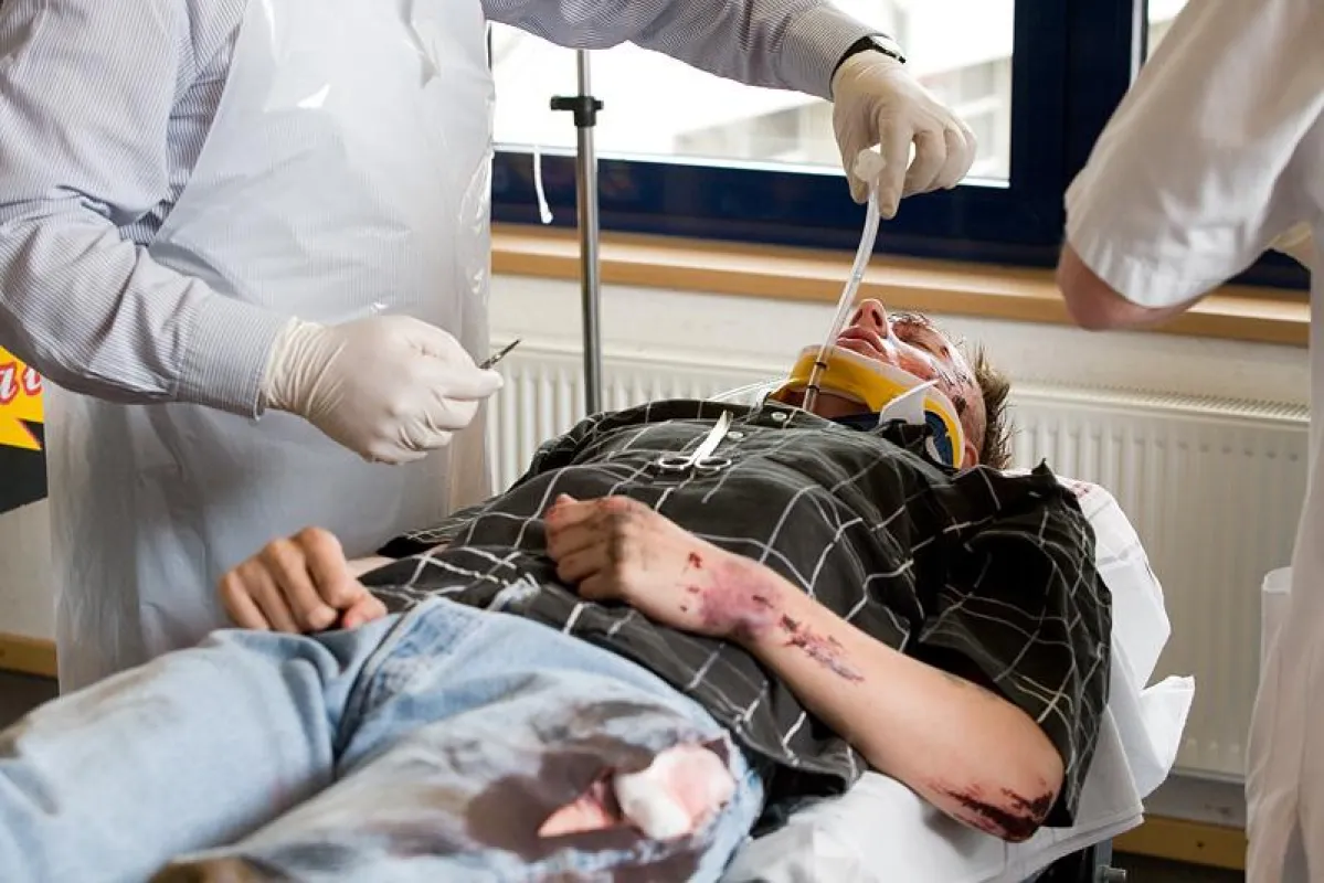 Szene aus der ATLS-Fortbildung mit Laienschauspieler (Foto: Philip Kistner)