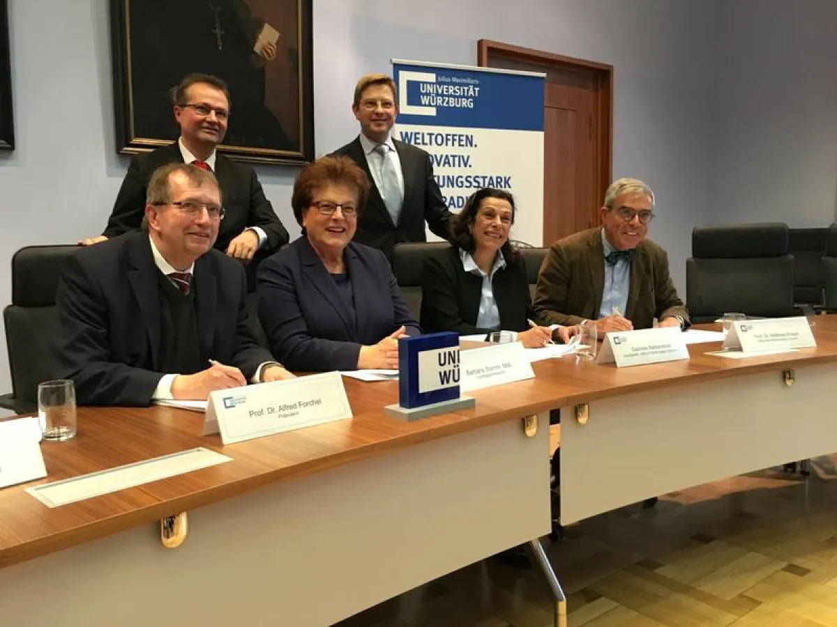 Gemeinsam gegen Krebs: Uni-Präsident Alfred Forchel, Michael Popp (Sparkasse), Bayerns Landtagspräsidentin Barbara Stamm, Oliver Jörg MdL, Gabriele Nelkenstock und Dekan Matthias Frosch. (Marco Bosch)