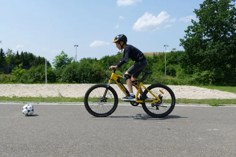 Bild: Fahren mit dem E-Bike - diese Übungen sollten Kinder beherrschen