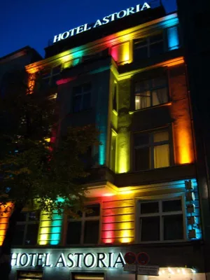 Bild: Berlin leuchtet – Festival of Lights in Berlin mit spektakulärer Fassadenbeleuchtung des Hotels Astoria