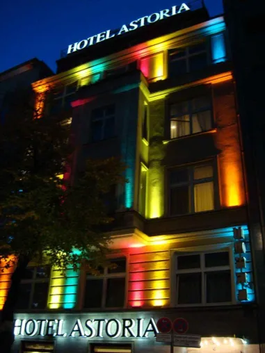 Bild: Berlin leuchtet – Festival of Lights in Berlin mit spektakulärer Fassadenbeleuchtung des Hotels Astoria