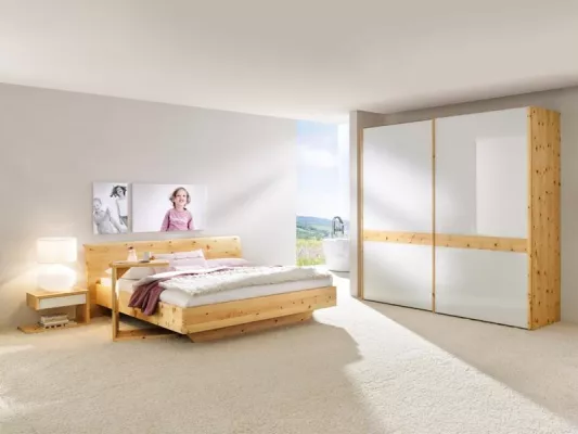Bild: Alpines Holz in urbanem Stil - Anrei verpasst Massivholzschlafzimmer in traditioneller Zirbe modernen Look