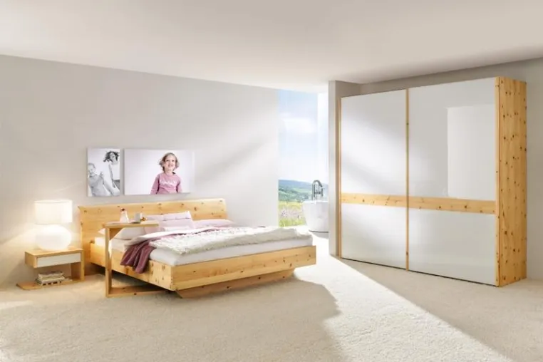 Bild: Alpines Holz in urbanem Stil - Anrei verpasst Massivholzschlafzimmer in traditioneller Zirbe modernen Look