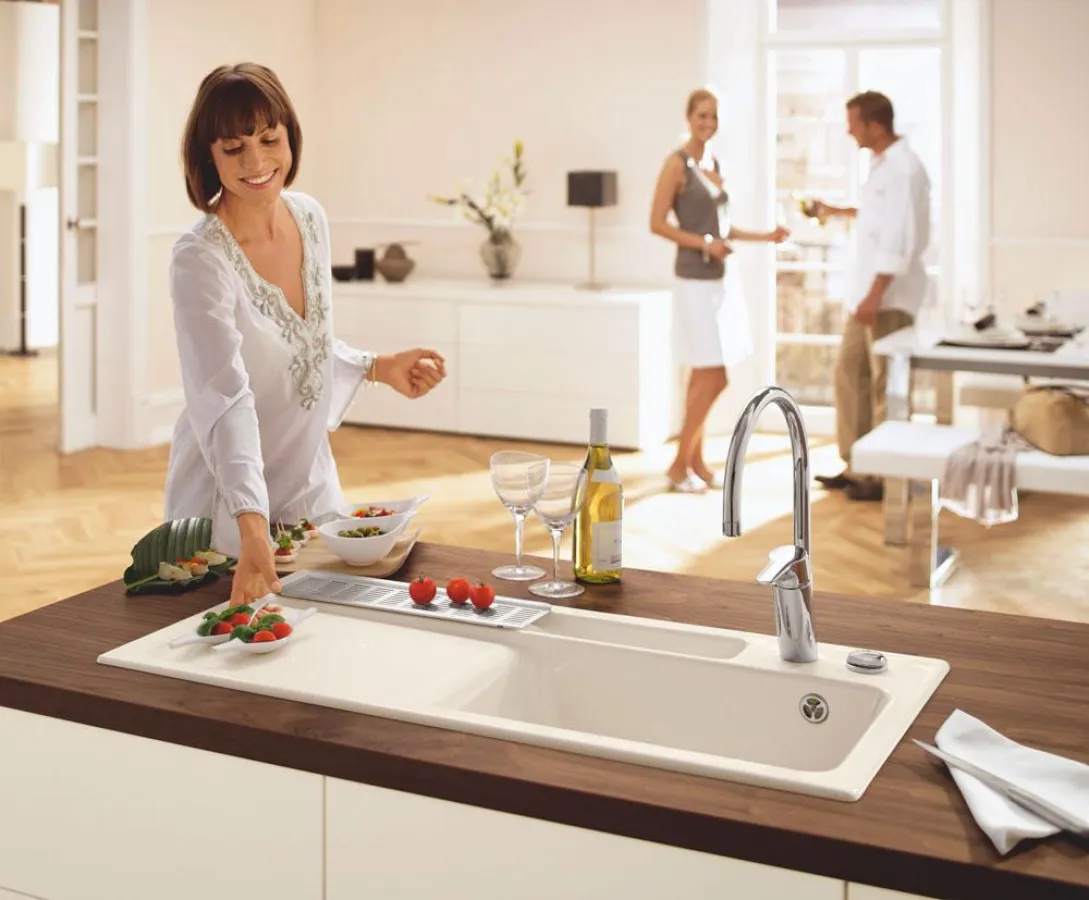 Die Spüle wird zum multifunktionalen Arbeitsplatz aufgewertet. Foto: Villeroy & Boch / Immowelt.de
