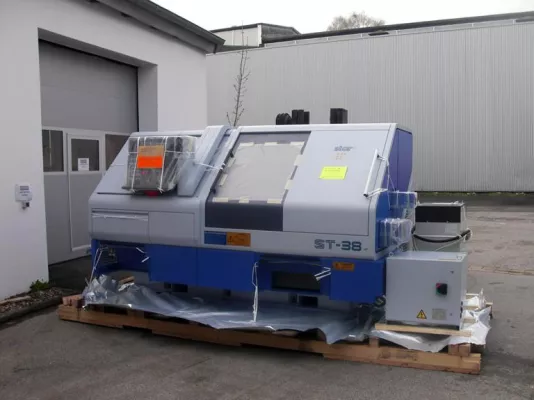 Bild: Die Neue ist da. Lück Schrauben bekommt neue Hightech-Maschine