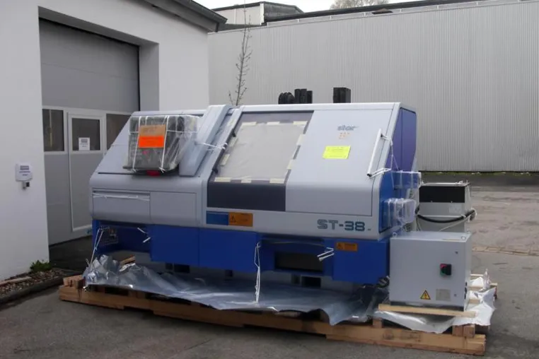 Bild: Die Neue ist da. Lück Schrauben bekommt neue Hightech-Maschine