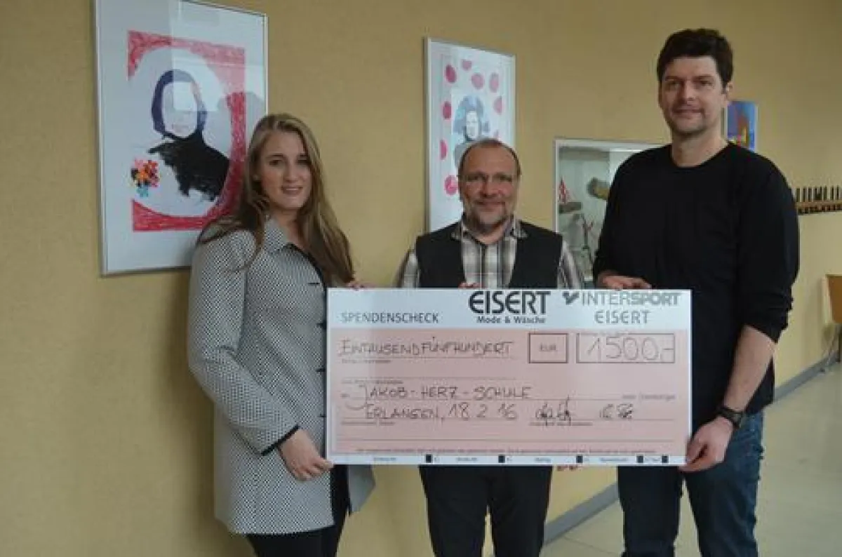 Scheckübergabe durch Anja Menapace (links) und Christian Bier (rechts) an Herrn Elser (Mitte)