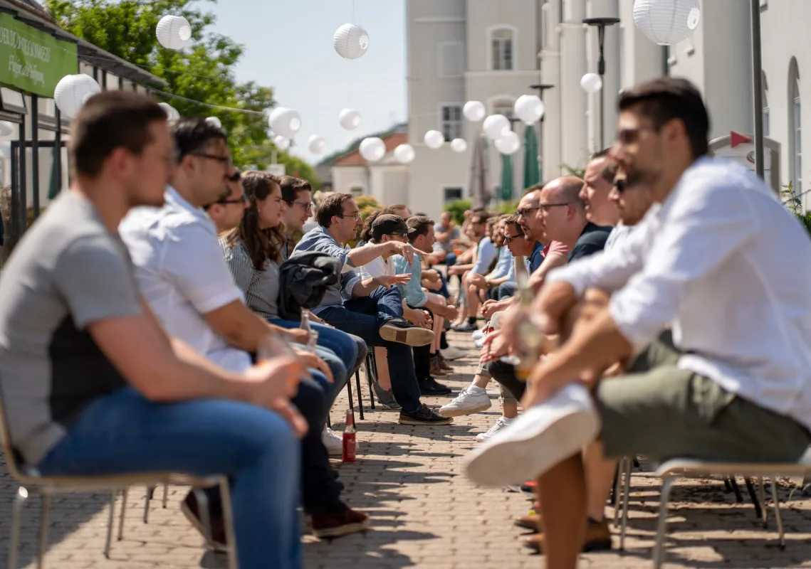 Mitarbeitende der esentri AG im Austausch (© Jonas Huck)