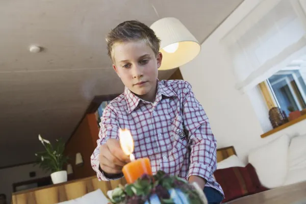 Bild: Gefahr in der Adventszeit - umgekippte Kerzen oder die defekte Weihnachtsbeleuchtung führen zu Wohnungsbränden