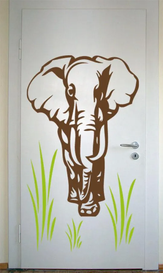 Wandtattoo Elefant mit Gras auf einer Tür