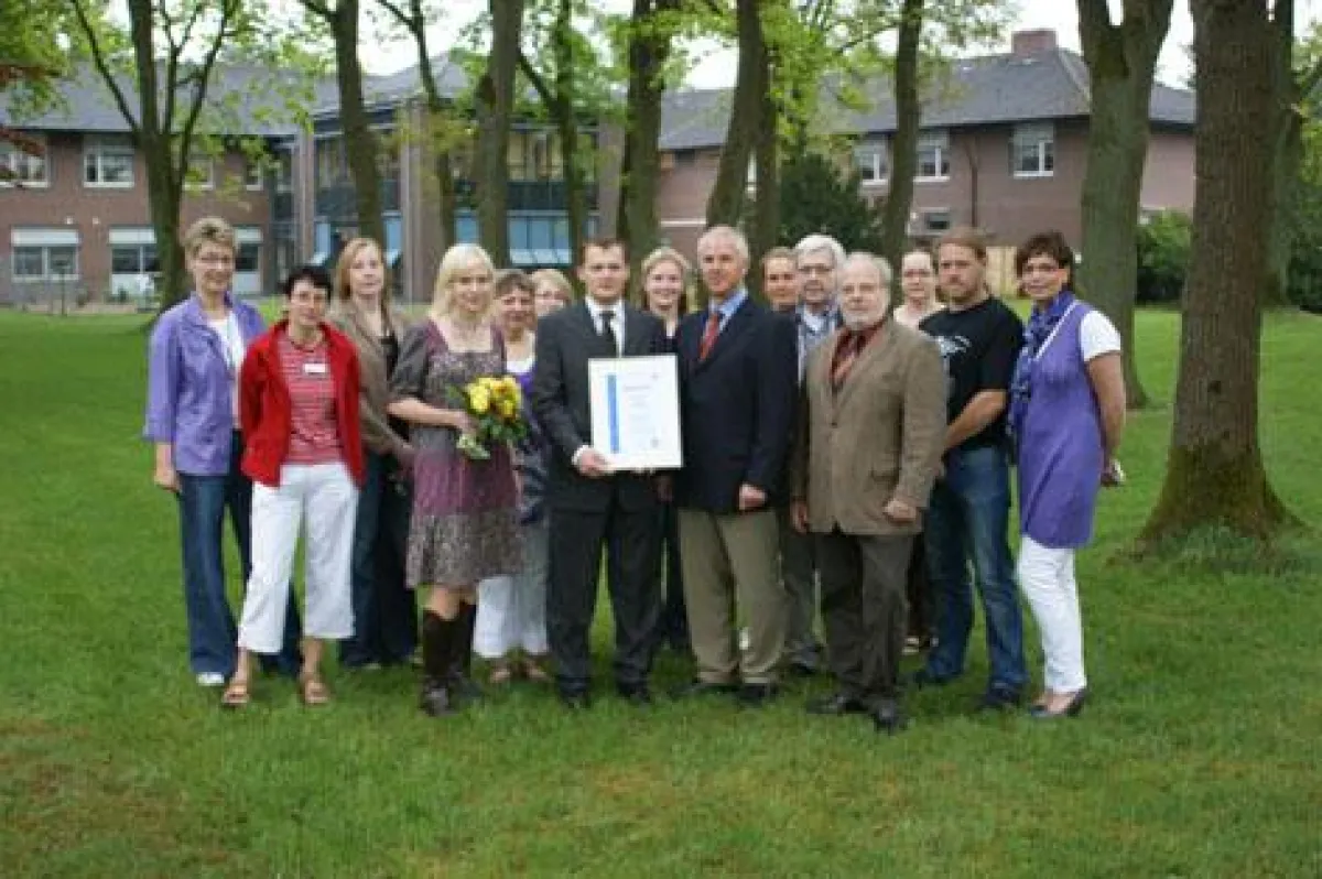 Vorstand Dirk Wortelen (Mitte links) und das Team des Ev. Krankenhausvereins Emlichheim konnten aus den Händen von Hanno Gruber (Mitte rechts) das Zertifikat ?QualitätVorsorge? entgegennehmen.