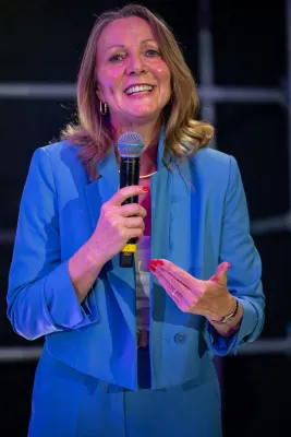 Exzellenz in Farbe, Typ und Stil: Doris Scheffler erhält Award bei internationalem Rednerwettbewerb Bild: Exzellenz in Farbe, Typ und Stil: Doris Scheffler erhält Award bei internationalem Rednerwettbewerb