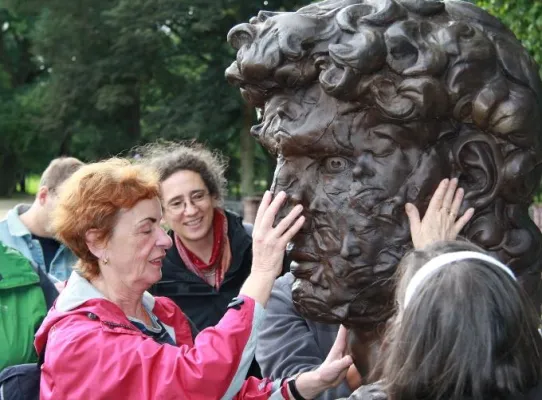 Bild: Kunst aus einem anderen „Blickwinkel“ – Blinde ertasten sich Skulpturen in Ausstellung „Blickachsen 8“