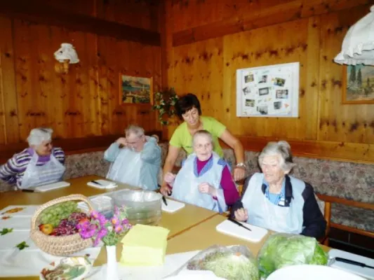Rollentausch: Ulrike Müller, MdL im Caritas-Seniorenzentrum St. Elisabeth Bild: Rollentausch: Ulrike Müller, MdL im Caritas-Seniorenzentrum St. Elisabeth