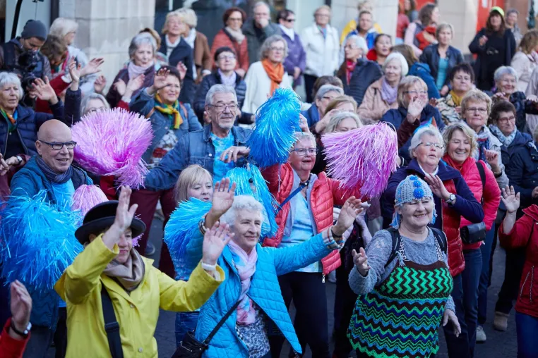 59plus lädt zur großen Open-Air-Disco ein Seniorenflashmob 2019 – an den Turntables: DJ Theo Fitsos Bild: 59plus lädt zur großen Open-Air-Disco ein Seniorenflashmob 2019 – an den Turntables: DJ Theo Fitsos