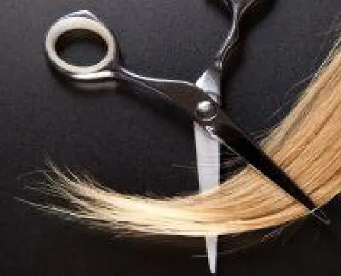Bild: Drogenkonsum? Die Analyse mit Haaren aus der Haarbürste schafft Klarheit