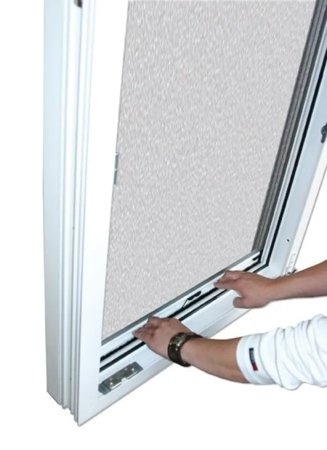 Das Insektenschutz-Rollo von Beck+Heun verfügt über einen komfortablen Schließmechanismus