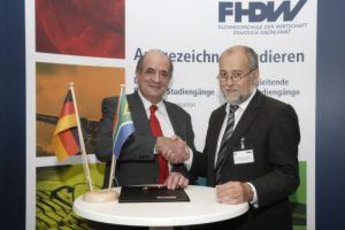 Prof. Dr. Wessel Pienaar von der Stellenbosch University (l.) und der Präsident der FHDW, Prof. Dr. Franz Wagner, besiegeln ihre Kooperation.