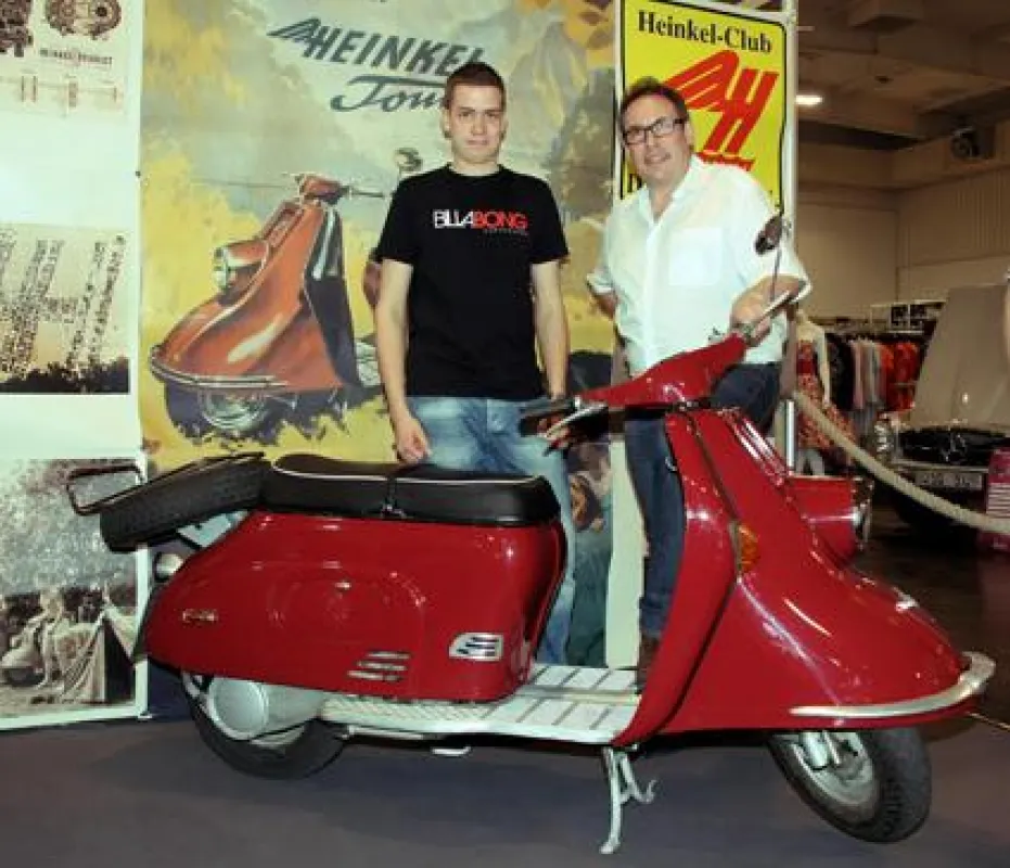 Nachwuchsfahrer Jonas Krellmann und Andreas Nielen-Haberl vom Vorstand des Heinkel-Club Deutschland