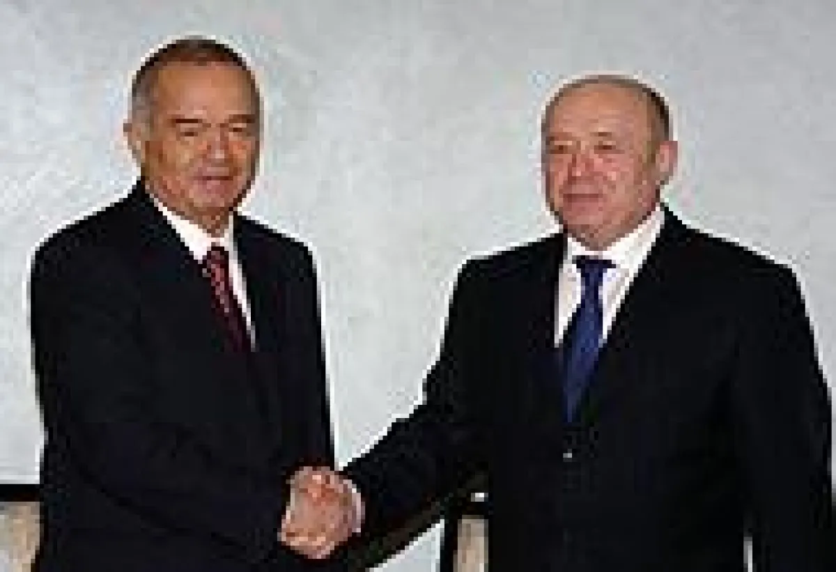 Präsident Usbekistans Islam Karimov und Russlands Regierungschef Michail Fradkov