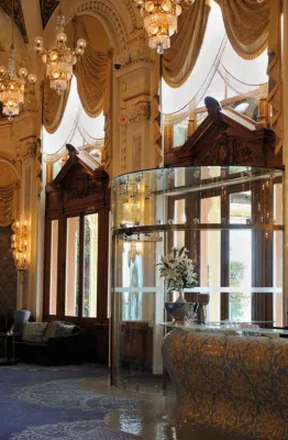 Bild: Vollkommen transparent: Automatische Ganzglas-Rundschiebetüren im Casino von Monte Carlo