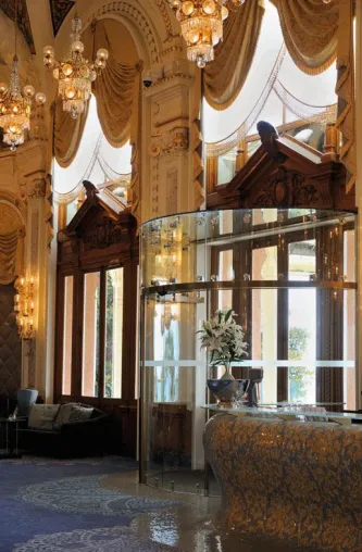 Bild: Vollkommen transparent: Automatische Ganzglas-Rundschiebetüren im Casino von Monte Carlo