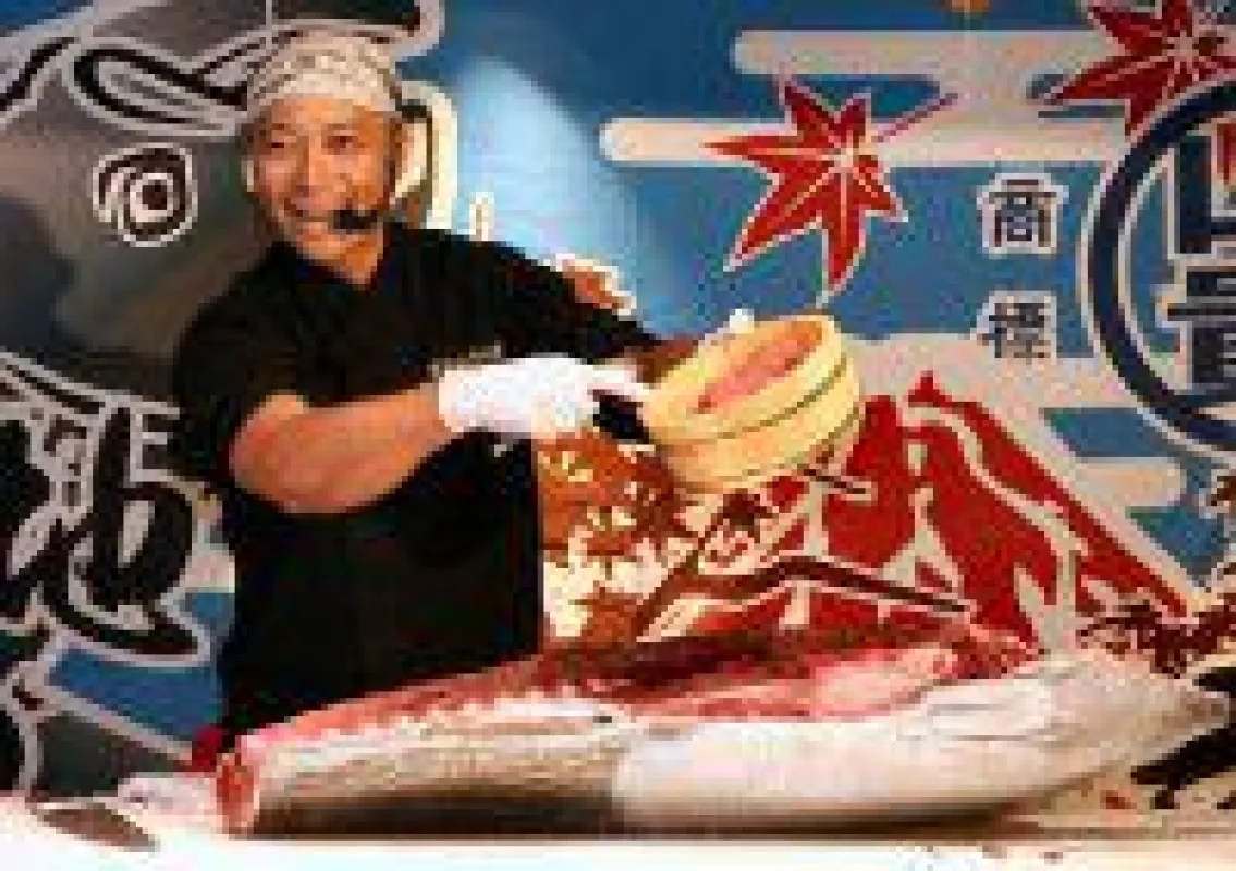 Demonstrationen zum fachgerechten Zerteilen von frischen Thunfischen im Tsukiji Yamataka Seafood Market. Foto: HKTDC