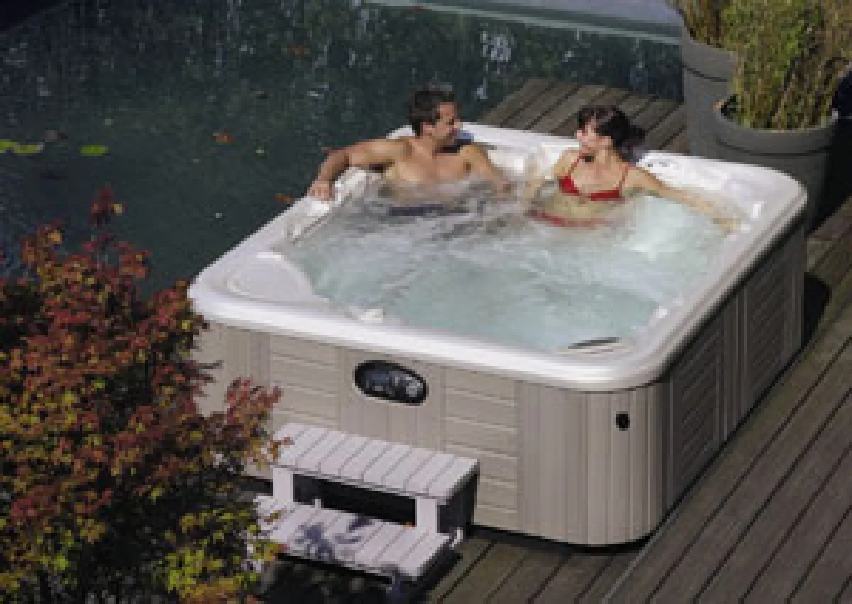 Auf der eigenen Terrasse lässt es sich am besten entspannen. Wer einen HotSpring Spa besitzt, genießt 365 Tage Urlaub im Jahr. (Foto: HotSpring)