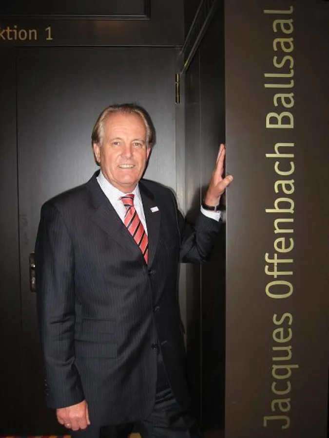 Hoteldirektor Lutz Overmans eröffnet den Jaques Offenbach Saal