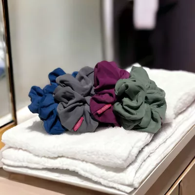 Bild: Maßgeschneiderte Scrunchies und Haarreifen – Exklusive Handwerkskunst für jeden Anlass