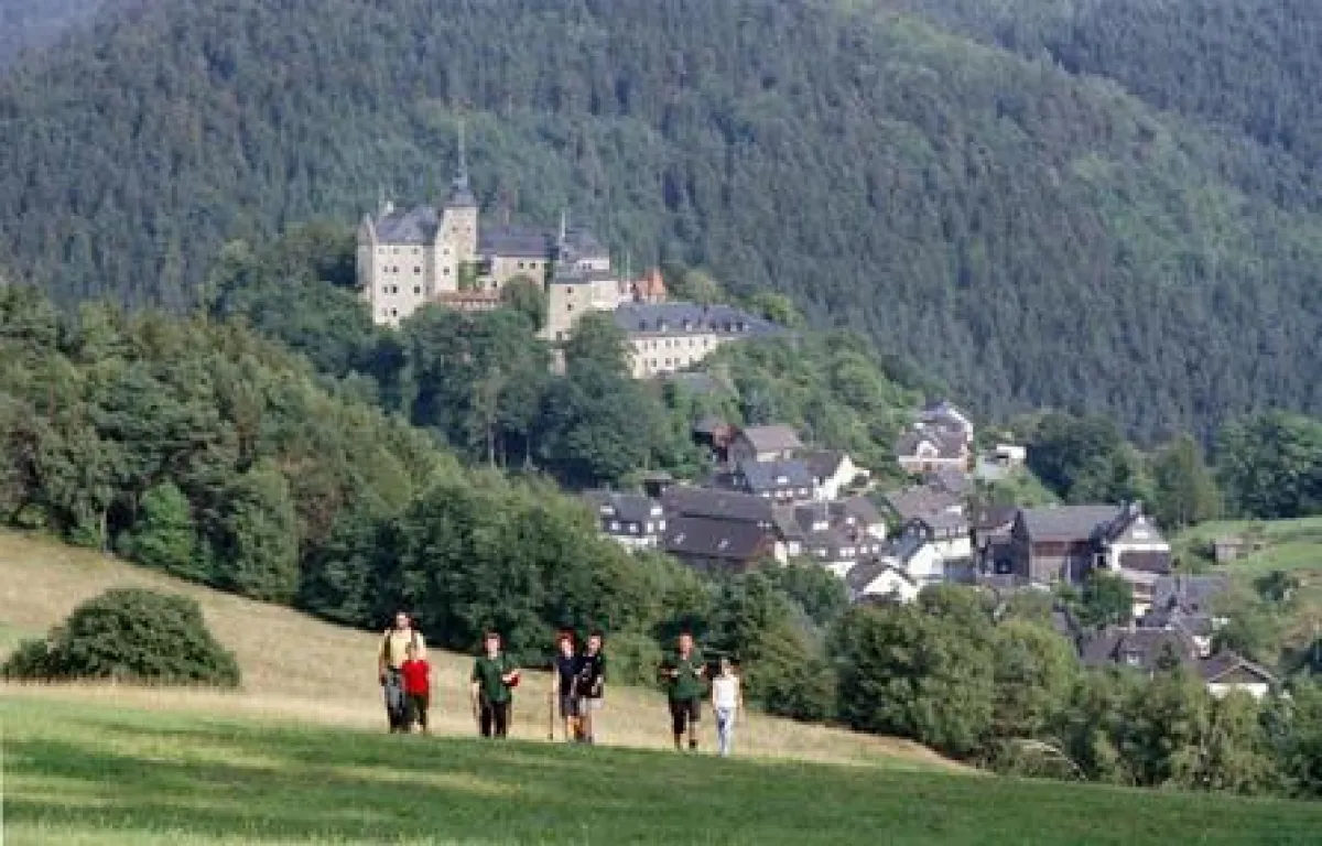 Wanderer auf dem Burgenweg