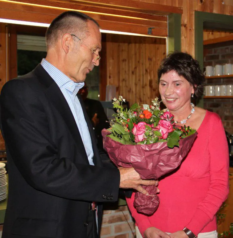 Ottmar Flach (li.) verleiht Karen Bauer den INITIATIVE DO IT AWARD