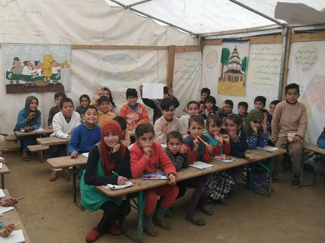 Kinder in einer Zeltschule in einem syrischen Flüchtlingscamp im Libanon.