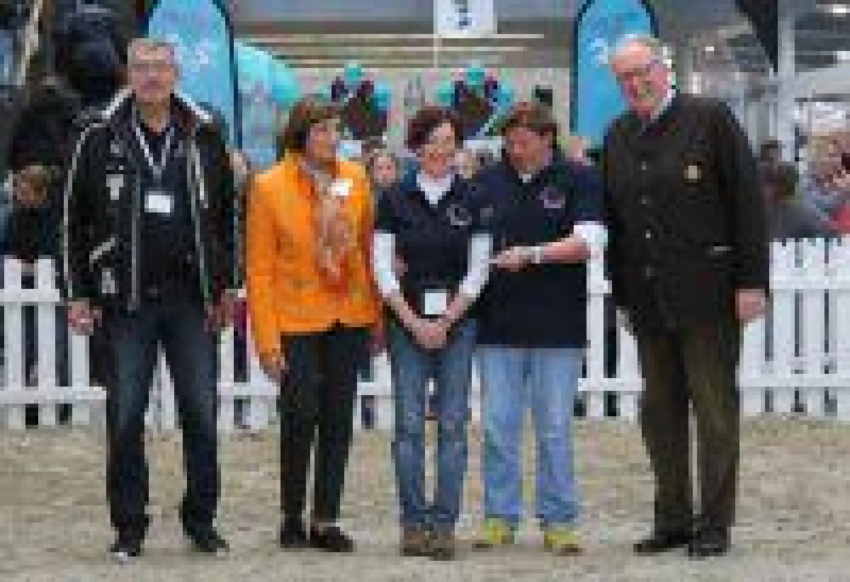 Anja Bohm (M.) und Frank Husmann (2.v.r.) wurden für ihr Pferde-Logbuch mit dem Impulse-Preis ausgezeichnet