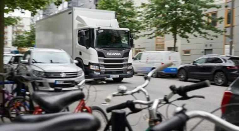 Bild: Scania stellt Lkw-Abbiegeassistent "Scania Side Defender" vor