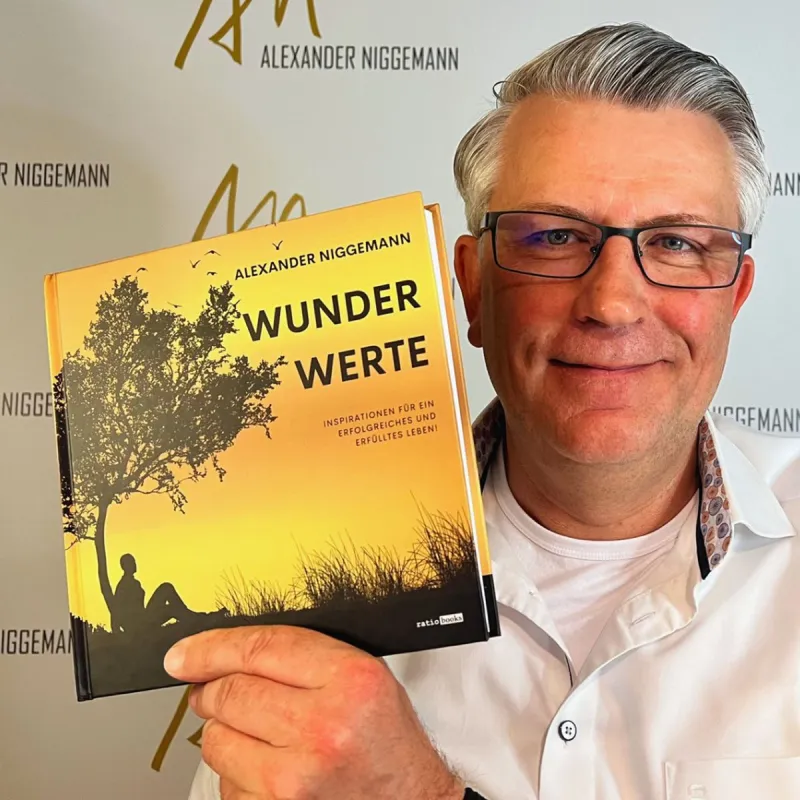 Alexander Niggemann präsentiert sein Buch