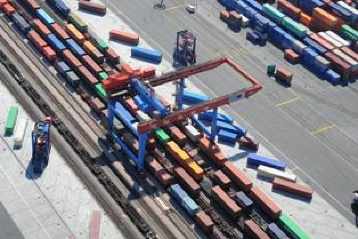 Luftbild Bahnverladung auf einem der größten Containerbahnhöfe Europas am Burchardkai. Quelle: HHLA