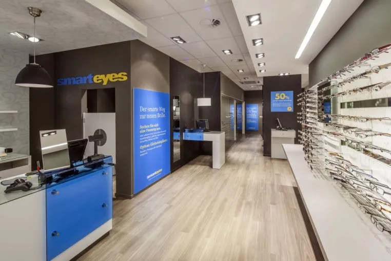 Smarteyes mit neuem Design ins neue Jahr - Die schwedische Optikerkette präsentiert sich künftig blau-gelb Bild: Smarteyes mit neuem Design ins neue Jahr - Die schwedische Optikerkette präsentiert sich künftig blau-gelb
