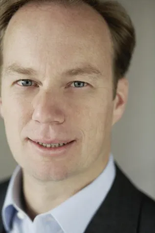 Bild: Peter Schmid (CEO PARSHIP): Das weiße Schaf in einer grau-schwarzen Herde