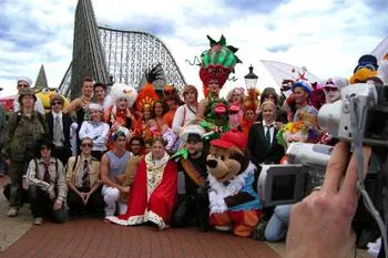 Über 1.500 Lesben und Schwule machen „in Familie“ - Entspanntes Miteinander beim ersten Rosa Tag im Heide-Park Soltau am 9.9.2006 Bild: Über 1.500 Lesben und Schwule machen „in Familie“ - Entspanntes Miteinander beim ersten Rosa Tag im Heide-Park Soltau am 9.9.2006