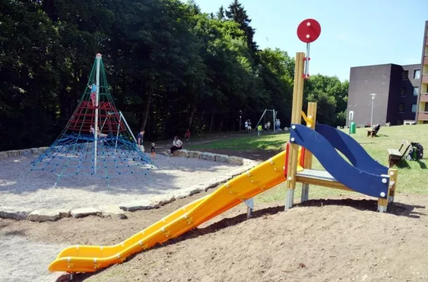 Bild: Wer traut sich ins Spinnennetz?