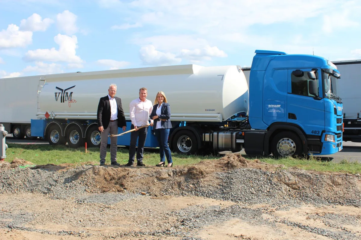 Mit dem ersten Spatenstich wurde der Bau der Tankstelle offiziell eingeläutet. (Foto: L.I.T.)