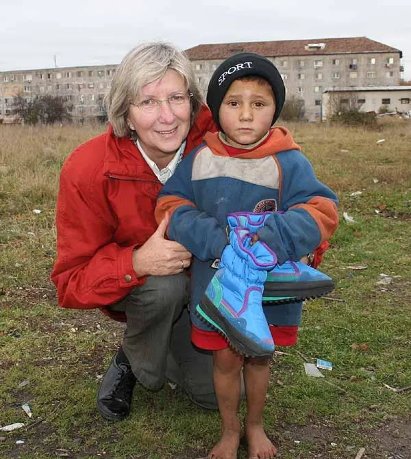 Im Dezember ohne Schuhe! Der Junge bekommt eine warme Mütze und Schuhe.