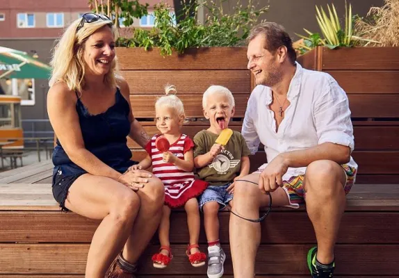 Bild: a&o startet Social Media Kampagne mit „Goodbye Deutschland“-Familie Büchner