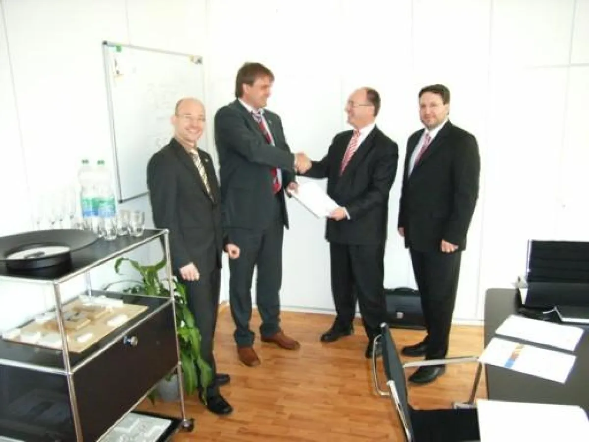 Uwe Beythien von Succes Sales Consulting (Bildmitte) freut sich auf die Zusammenarbeit mit (im Bild von links)  Torsten Tesch, Ralph Küster und Achim Kaiser von QETcert OHG.