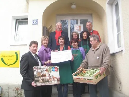 Großer Jubel: HypoVereinsbank Herrsching spendet an die Herrschinger Tafel Bild: Großer Jubel: HypoVereinsbank Herrsching spendet an die Herrschinger Tafel