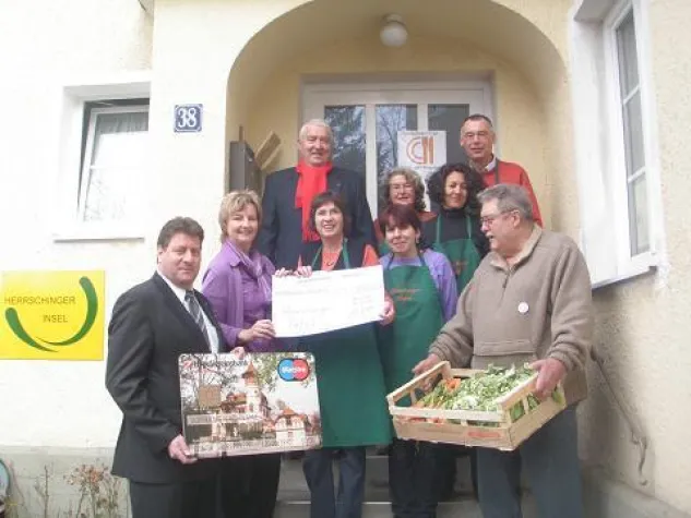 Großer Jubel: HypoVereinsbank Herrsching spendet an die Herrschinger Tafel Bild: Großer Jubel: HypoVereinsbank Herrsching spendet an die Herrschinger Tafel